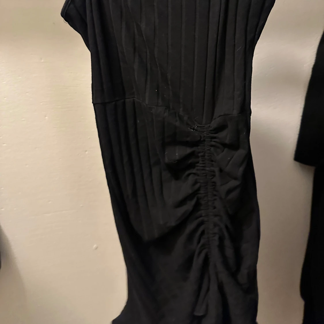 Svart ribbad klänning - 1