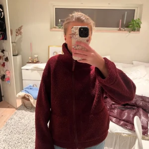 Burgundy Teddy jacka (helt ny)  - Superfin från hm med alla lappar kvar! Den är slutsåld på hemsidan!!❤️ skriv om du har några frågor!!