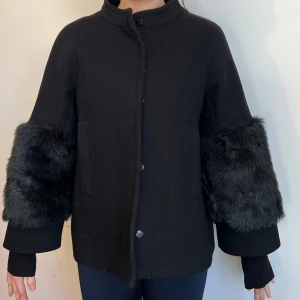 Svart kappa med pälsdetaljer - En superfin kappa från mango i storlek s. Bra skick, köptes second hand men tyvärr inte använd! 🫶kan förhandla pris vid snabb affär