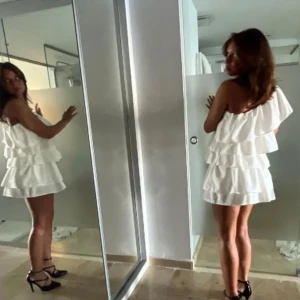 Vit offshoulder klänning med volanger - Jätte fin vit volang klänning perfekt för sommaren 🌸nypris 1300 och har bara andvänd är en gång! Klänningen är från anielle label och köpt i petite versionen!