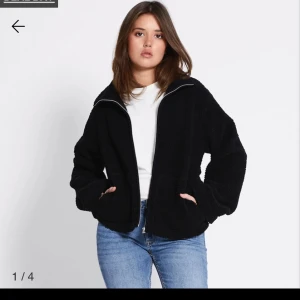 Svart teddyjacka - Mysig svart teddyjacka med dragkedja framtill i storlek s från lager 157. Säljer då den va för liten för mig. Den har prislapp kvar och aldrig använd