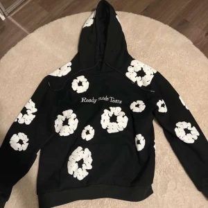 Svart hoodie från denim tear Storlek L men passar m - Skön hoodie passar bra till mycket. Väldigt varm osv. Perfekt skick