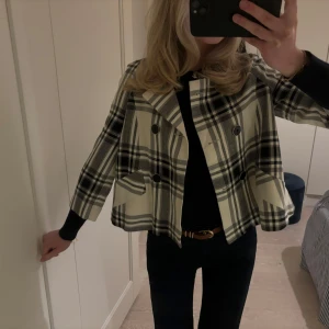 Trekvartsärmad jacka - Så sjukt fin trekvartsärmad jacka från zara😍 använd en gång 