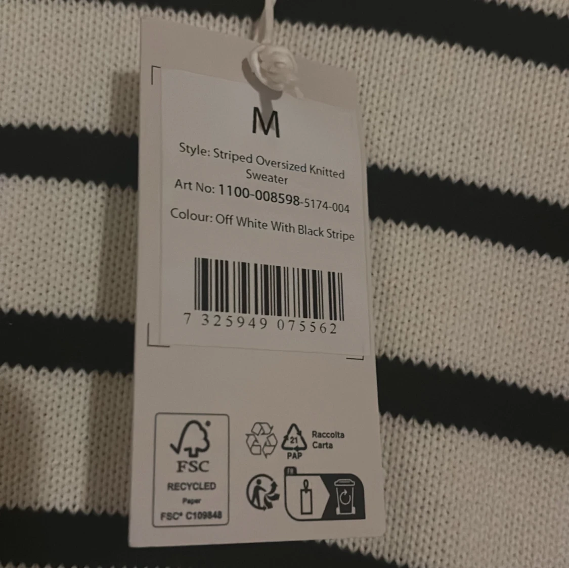 Randig stickad tröja i offwhite och svart - 1