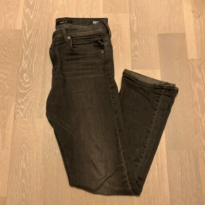 Svarta jeansbyxor från Replay - Snygga svarta stiliga Reaplay jeans, skick 7/10. Perfekt för en stilren look nu inför våren, va inte rädd för att ställa frågor vid minsta funderingar 💪👖🌟🌿