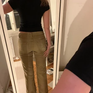 Beige manchesterbyxor - Snygga beige bootcut manchesterbyxor, mid-waist( slutar under naveln). Byxorna har klassiska femficksdetaljer och en knappgylf. Hyfsat stretchiga så passar mig som har storlek 40