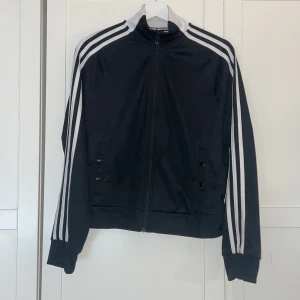 Adidas tröja  - Använd endast fåtal gånger, strl S 34-36 Jättebra skick 