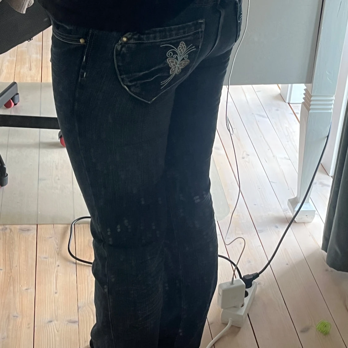 Snygga bootcut jeans med brodering - 2