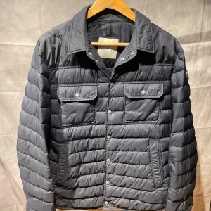 Moncler jacka  - Moncler | Nypris ca 9000 | Modell Mirmande | Storlek 4 (M) | Skick 7/10 |