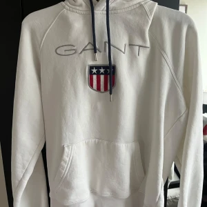 Vit och grön hoodie från GANT - Vit gant tröja