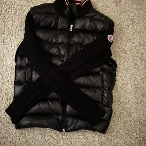 Moncler Cardigan  - Säljer nu denna tvär feta moncler cardiganen i nyskick!! Det är storleken M. Nypris är runt 9500 kr och mitt pris 2499Hör av er vid fundering och priset kan diskuteras!!🤝😃