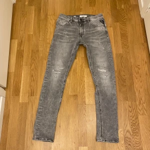 Grå jeans med slitningar - Tjena, säljer nu mina gråa slim fit jeans med riktigt nice slitningar från Replay. Skriv gärna om ni har några funderingar🤩💭W32 L34