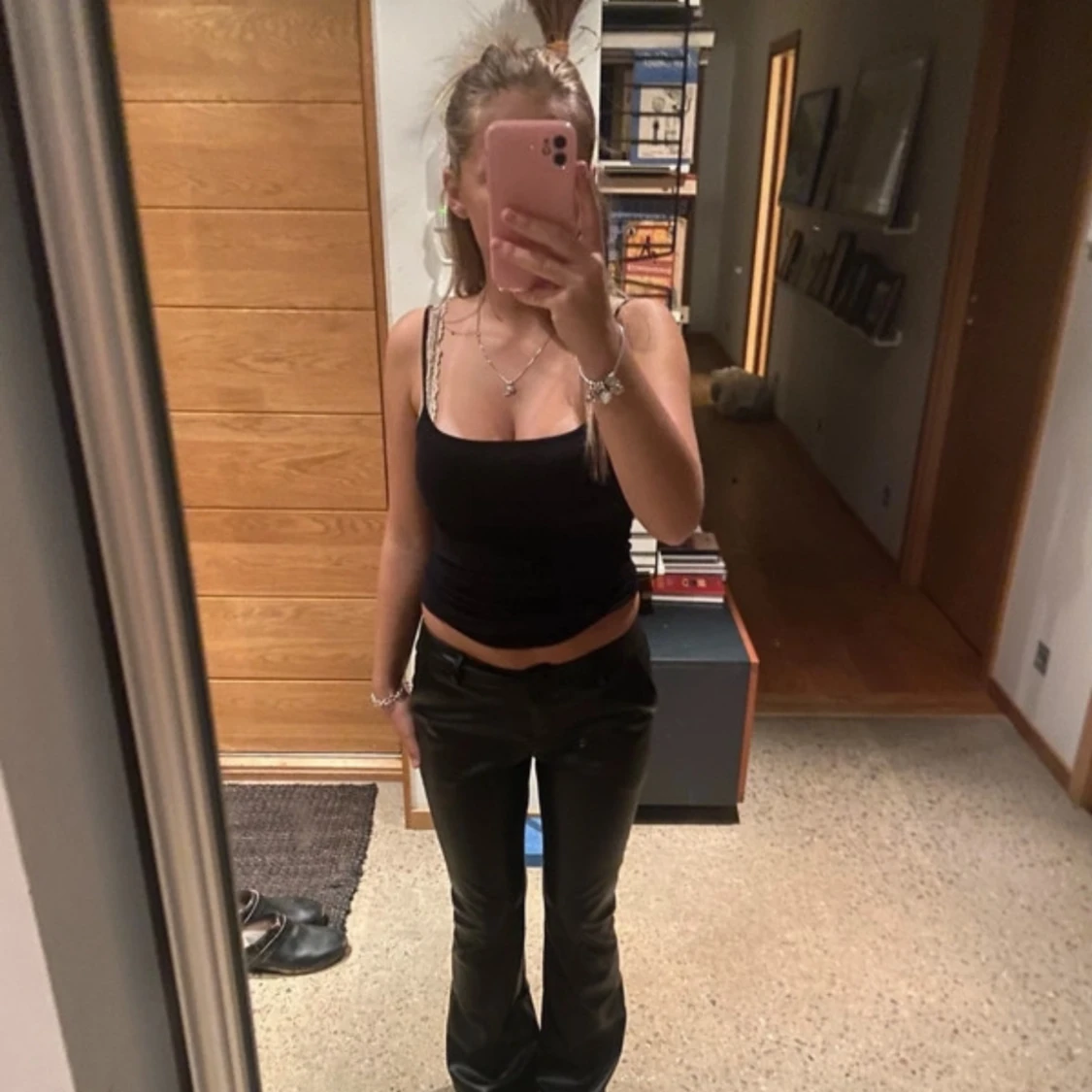 Lågmidjade skinnbyxor