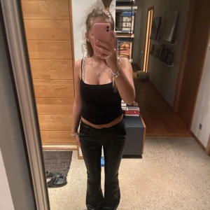 Lågmidjade skinnbyxor  - Ifrån design by si!!