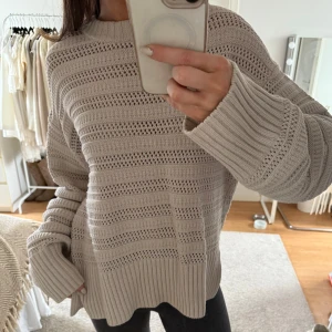 Beige Stickad Tröja - Fin stickad tröja som tyvärr inte kommer till användning! Använd fåtal gånger