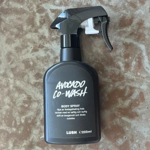 Lush avocado co-wash body spray - Säljer min lush avocado co-wash body spray då den inte kommer till användning. Doften är en fräsch och upplyftande mix av bergamott och litsea cubeba, balanserad med varm och kryddig olibanum. Perfekt för dig som gillar en unik och fräsch citrusdoft med djup. Påminner mycket om super milk doften.  Ca 150ml kvar i flaskan som från början innehåller 200ml. Nypris 365kr.