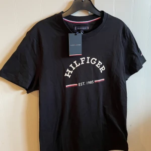 Ny Tommy Hilfiger t-shirt - Aldrig använd, lapparna är kvar. Storlek M men är lite mindre i storleken.