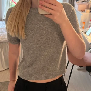 Grå stickad tröja från Zara - Grå stickad T-shirt från Sara i mycket bra skick, inte använd (förutom på bilden)