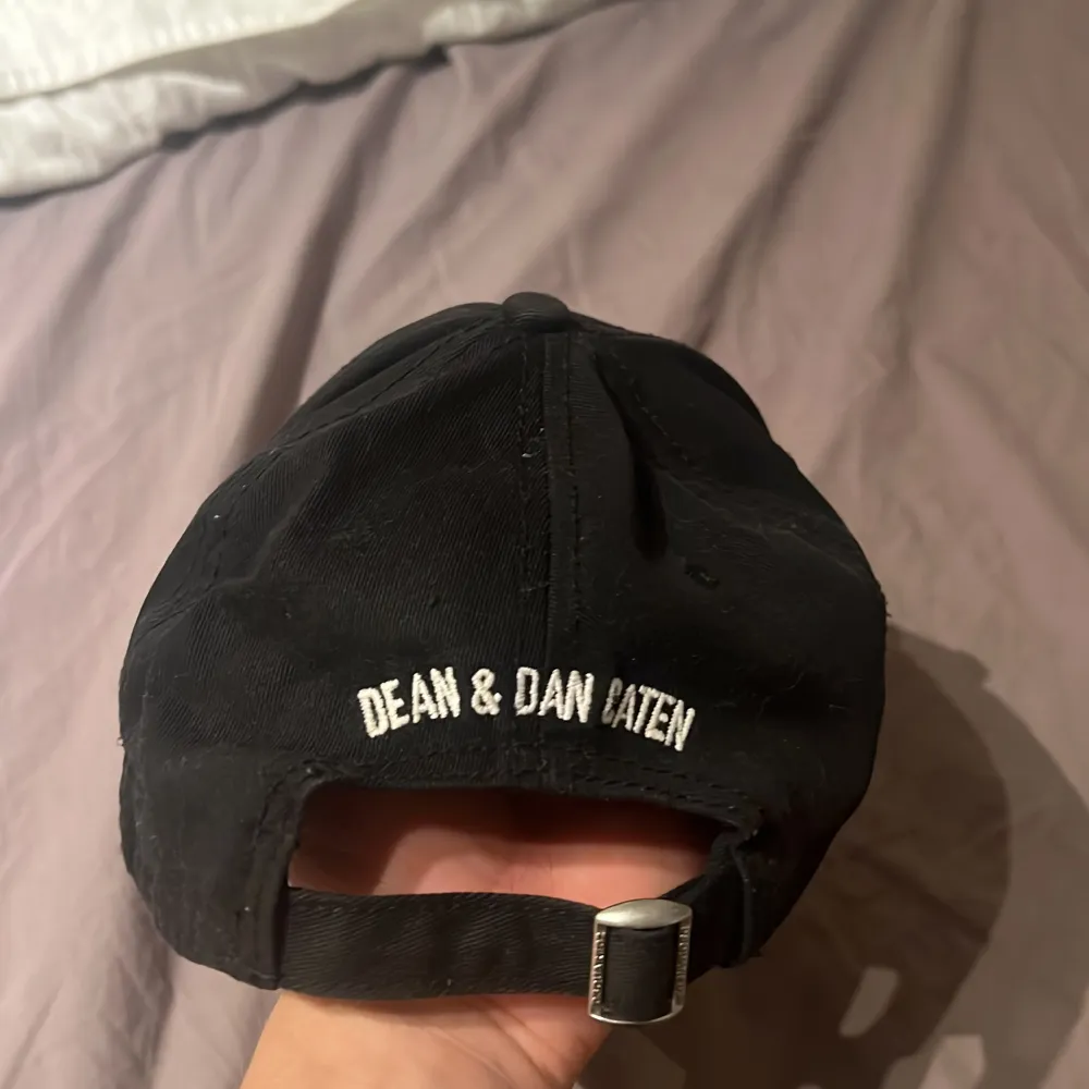 Snygg svart keps från Dsquared2 med stor vit broderad text 'ICON' på framsidan. Justerbar rem baktill för perfekt passform. Nypris ligger på cirka 1700kr men jag säljer den för 800kr men priset går att diskutera!. Asusteet.