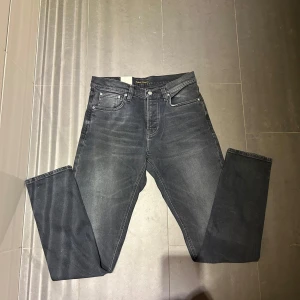 Nudie Jeans - Nya Nudie Jeans av modellen Steady Eddie ll  Storlek: 31/34- Skicket på jeansen är mycket bra - 10/10 - mitt pris: 599- Nypris: 1599kr.  En stor fördel med Nudies jeans jämfört mot Levis, Tiger of Sweden, Replay, Lee, Acne, dondup osv. Är att du kan lämna in dem gratis for reparation eller uppläggning i Stockholm, Göteborg eller Malmö. På så vis förlängs livslängden rejalt.
