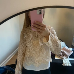 Spets blus - Creme vit spets blus från zara i storlek xs. Använd fåtal gånger. 