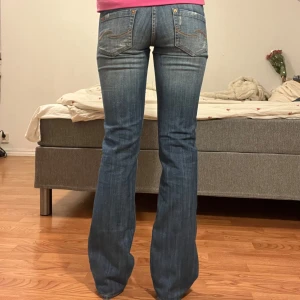 Jeans  - Midjemått: 37cm, innerbenslängd: 82cm 🩷