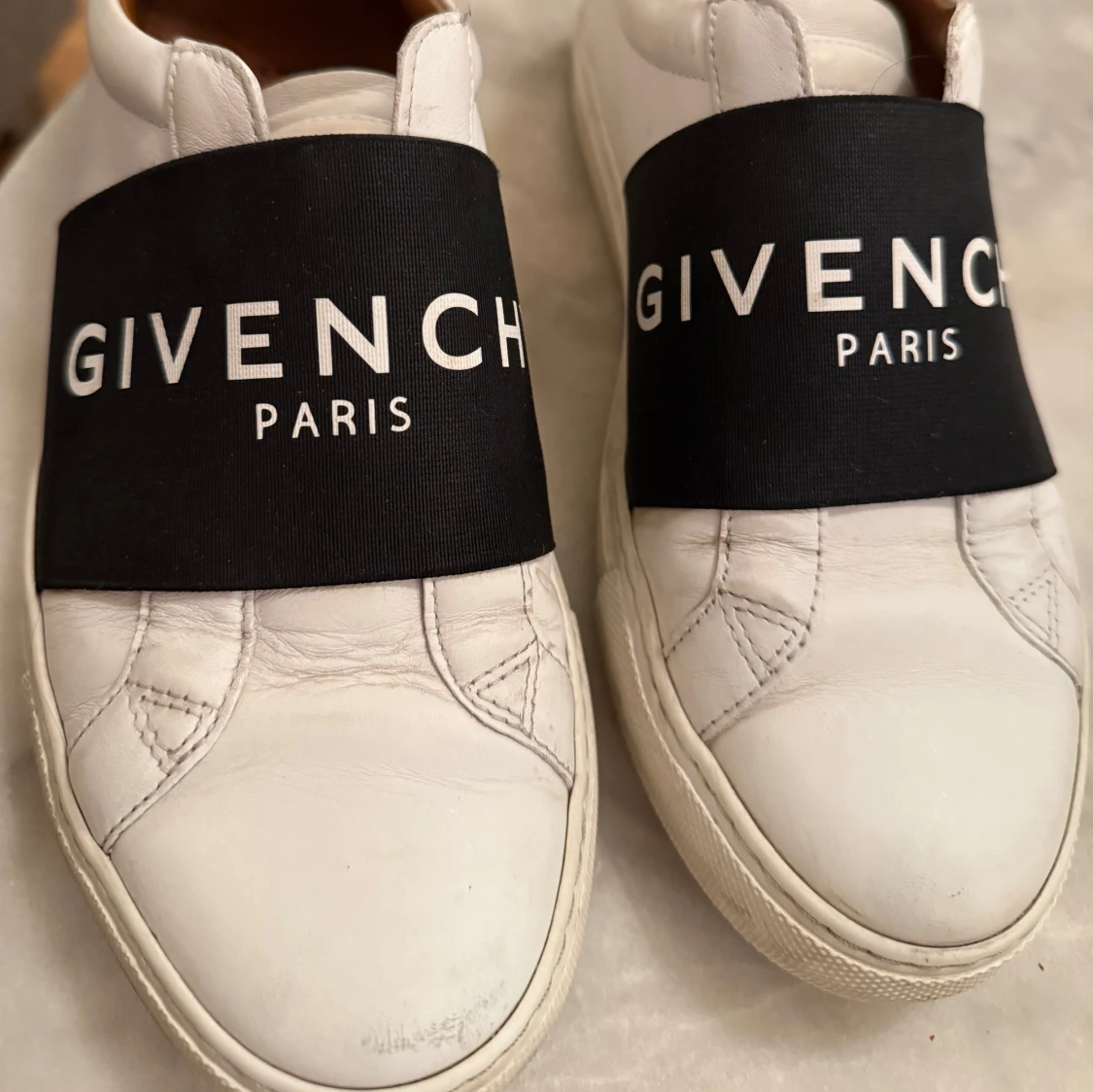 Vita sneakers från Givenchy - 1