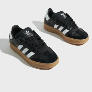 Adidas Originals Samba XLG - Köpte dessa skor och använt 2 gånger endast, måste sälja för att dem är lite för små på mig. 