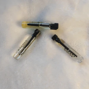 Tre parfymprover från essence - Säljer tre små parfymprover från essence i doften woody sandal, boosy peach och bacco le doux.