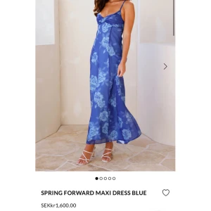 Klänning från hellomolly - Säljer en vacker blå sommarklänning ifrån Hello Molly i storlek xs! Helt ny med lapparna kvar och original påsen. Kostar ny 1600kr men säljer för 1300kr. Helt perfekt för midsommar eller en studentbal. Fler frågor privat!