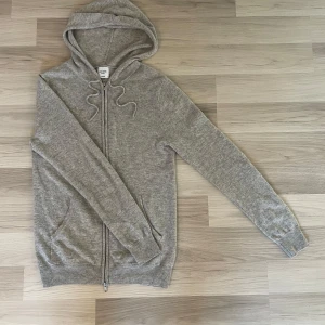 John Henric Kashmir Hoodie - Säljer denna feta hoodien från John Henric. Hoodien är i 100% kashmir och i perfekt skick. Kvitto och tvättpåse medkommer. Storlek - S. Nypris 2500