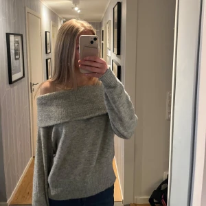 Off shoulder tröja - Säljer denna stickade off shoulder tröja från hm på grund av att den inte kommer till användning längre🤍Den är i mycket bra skick och modellen sälj inte längre på hemsidan