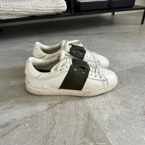 Valantino opens grön - Hej! Säljer ett par shyssta valentino opens i färgen olivgrön i storlek 41. De är i bra skick! Hör av dig vid minsta intresse! 💫 