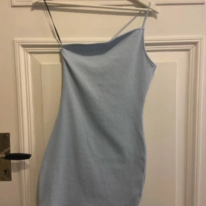 Blå klänning - En fin klänning från hm, använd 1-2 gånger