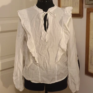Vit blus från kappahl - En vit blus från Kappahl, använd en gång. Inga defekter med den är skrynklig men det kan man stryka bort.