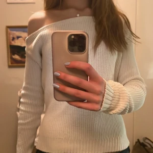 Vit offshoulder stickad tröja Even&odd - Säljer en stilren vit stickad tröja med offshoulder-design. Tröjan har långa ärmar och en ribbad struktur, storlek xs. Tryck gärna på köp nu💕
