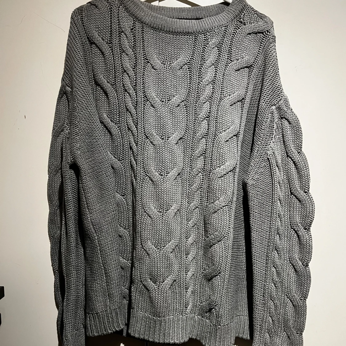 Grå stickad tröja med flätmönster - 1