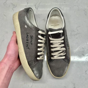 Saint Laurent skor  - Saint Laurent Paris sneakers i väldigt bra skick. Storlek 41. Endast skorna ingår. Hör av dig vid frågor eller funderingar!