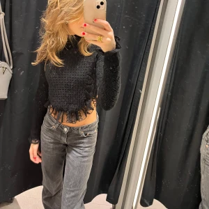 Lågmidjade WEEKDAY Jeans - Säljer ett par super snygga grå/svarta weekday jeans med låg midja i toppen skick! Jag är 168💞 Nypris 500kr 