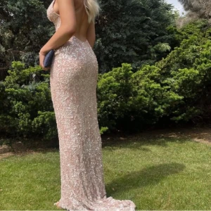 bal klänning - jättefin klänning från dressroomlinne. den är champane/rosa beige färg i paljetter. omsydd lite tajtare och kortare än orginalet då jag är 162. tvättad och bara använd en gång (två med förra tjejens bal) därav prissänkningen❤️ första bilderna är hon jag köpte av på plick och sista e min egna bild från min bal.❤️ 