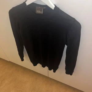 Svart tröja från Oscar Jacobson - Snygg svart tröja från Oscar Jacobson i storlek s. Liten i storleken! Tillverkad i Italien med långärmad design och rund halsringning. Använd ett fåtal gånger skick 9/10. Säljer för 399 vilket är en 1/3 av original priset. Minsta lilla intresserad så är det bara att höra av dig. Kan skicka fler bilder också! 
