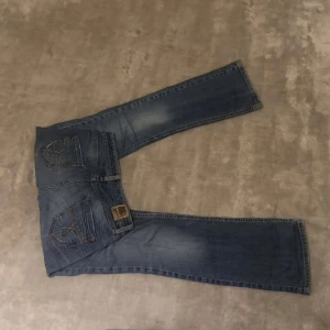 Lågmidjade jeans - Supersnygga jeans köpta på plick men som tyvärr inte passade❤️!! Midjemått (rätt över): 36 Innerbenslängd: 76