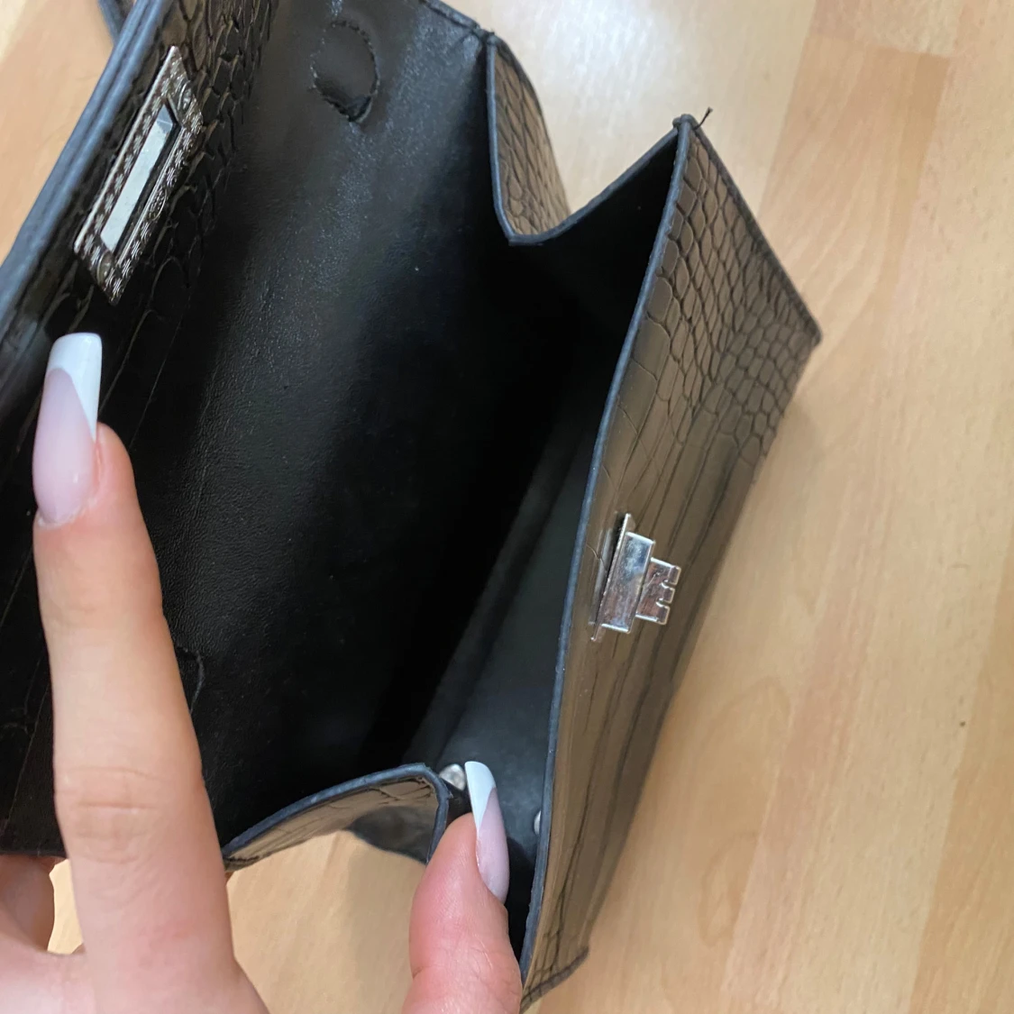 Svart handväska med krokodilmönster - 2