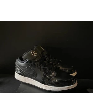 Svarta Nike Air Jordans - Snygga svarta Nike Air Jordans med glansig finish och klassisk Air Jordan-logga på hälen. Skorna har en vit sula som kontrasterar mot det svarta och snörning framtill för en säker passform. Kan gå ner i pris vid snabb affär 🩷