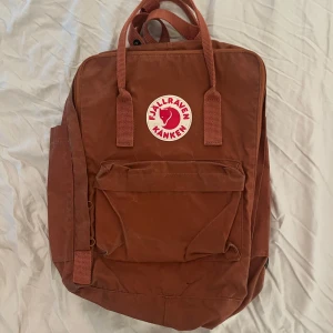 Fjällräven ryggsäck  - Äkta kånken ryggsäck. Skulle säga att den e i väldigt bra skick bortsett från små tecken på användning (se bilder)