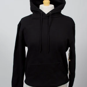 Svart hoodie - Cln athletics hoodie i storlek medium. Oanvänd! Unisex 🔹 Färg: Svart 🔹 Storlek: Small 🔹 Skick: Oanvänd  🔹 Rek. nypris: 699 kr – Vi säljer för 200kr 💚 Om oss: Reclaims UF samarbetar med kända varumärken för att rädda kläder från att slängas. Vi fixar till dem och ger dem en ny chans – hållbart, snyggt och prisvärt! 📦 Frakt: Skickas med PostNord/Schenker inom 1–3 dagar