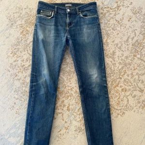 Blå jeans från Filippa K - Snygga blå jeans från Filippa K. Jeansen är köpta för längesedan och passar inte längre. Modellen är Rob jeans seasonal wash(säljs inte längre). Nypris just nu ligger på 2200 kr men de har slitningar i bland annat skrevet och är urtvättade vilket jag däremot tycker är snyggt! Hör av er för frågor eller fler bilder!😁 