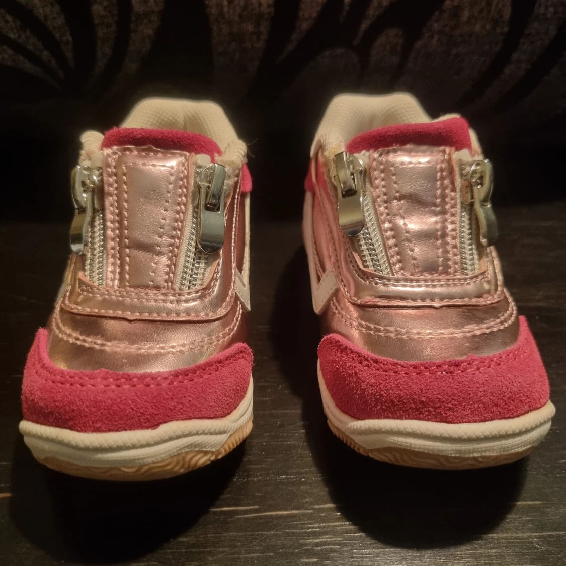 Nya Barnsneakers från Lejon i rosa och rosasilver med dragkedjor