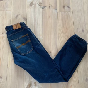 Nudie jeans - Säljer dessa riktigt snygga nudie jeans i strl 30/32 | Modell: Steady Eddie🔥| liten defekt på höger knä som knappt syns | vid frågor är det bara att skriva och priset går alltid att diskutera🤝🏼