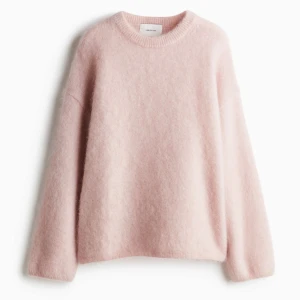 Slutsåld rosa stickad tröja ❤️ - Säljer min rosa stickade tröja från HM då den aldrig kommer till användning ❤️ Den är HELT slutsåld och går inte längre att få tag på 🥰 Den är i mohair därav lite dyrare pris men oxå bättre kvalitet😍